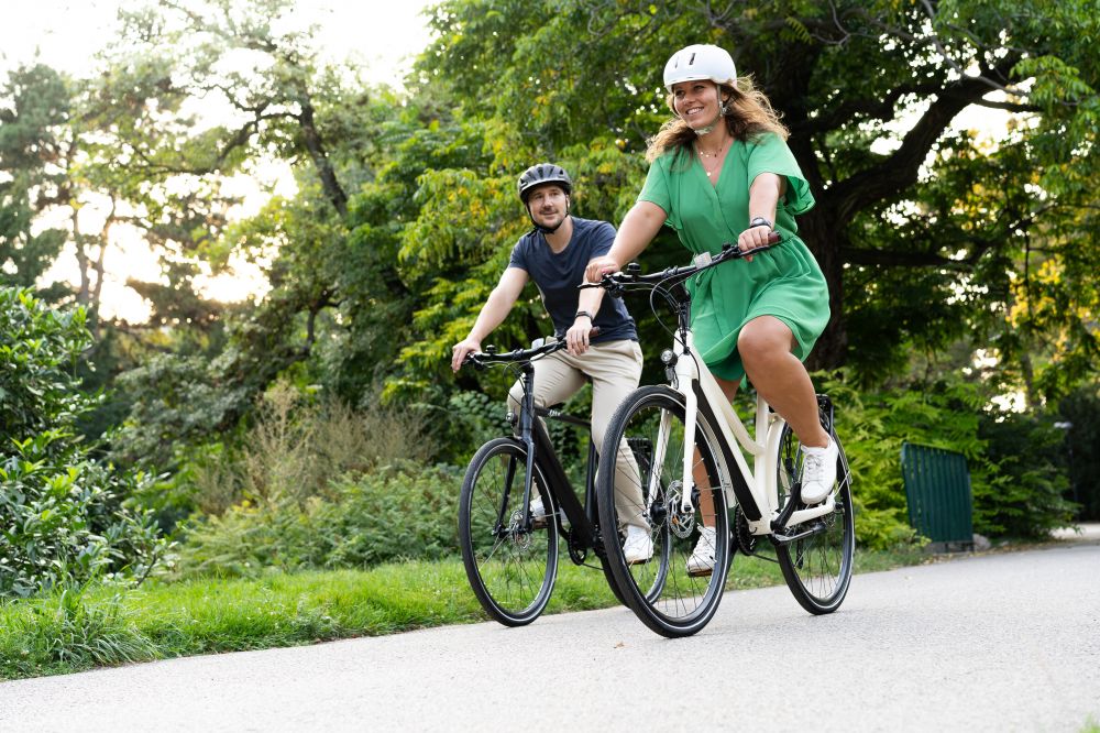 zwei schnell-fahrende Radfahrer in einem Park