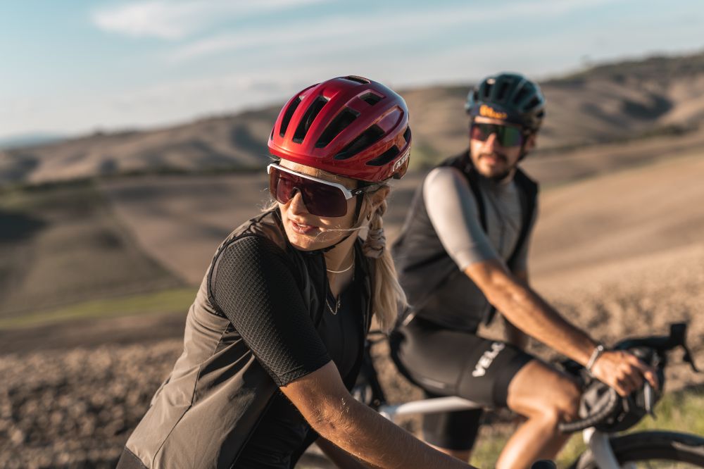 2 Fahradfahrer:innen schauen nach hinten